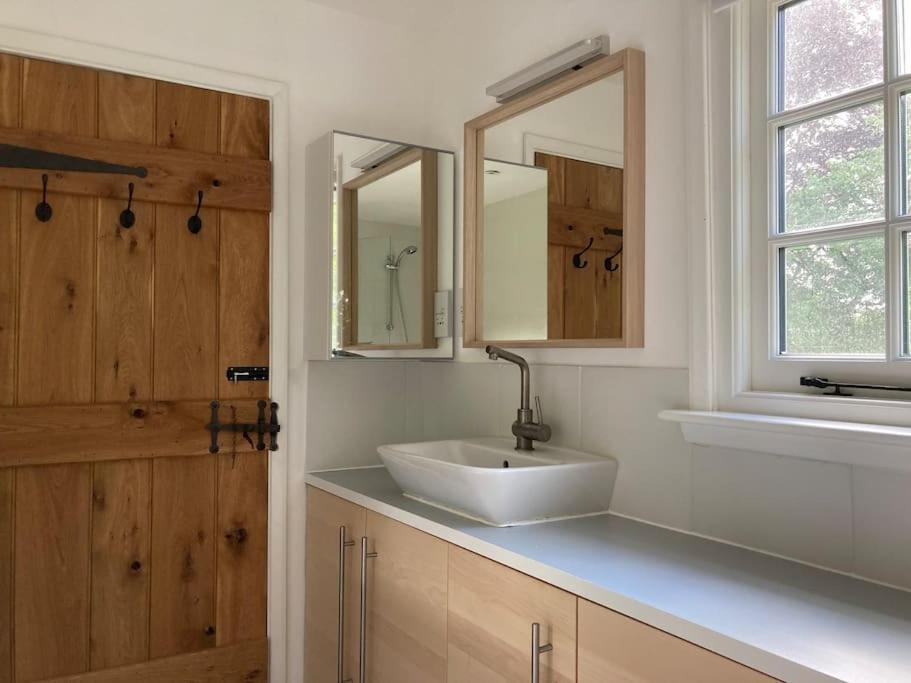 Ashdown Forest Character Cottage, 18Th Century โครวบะระ ภายนอก รูปภาพ